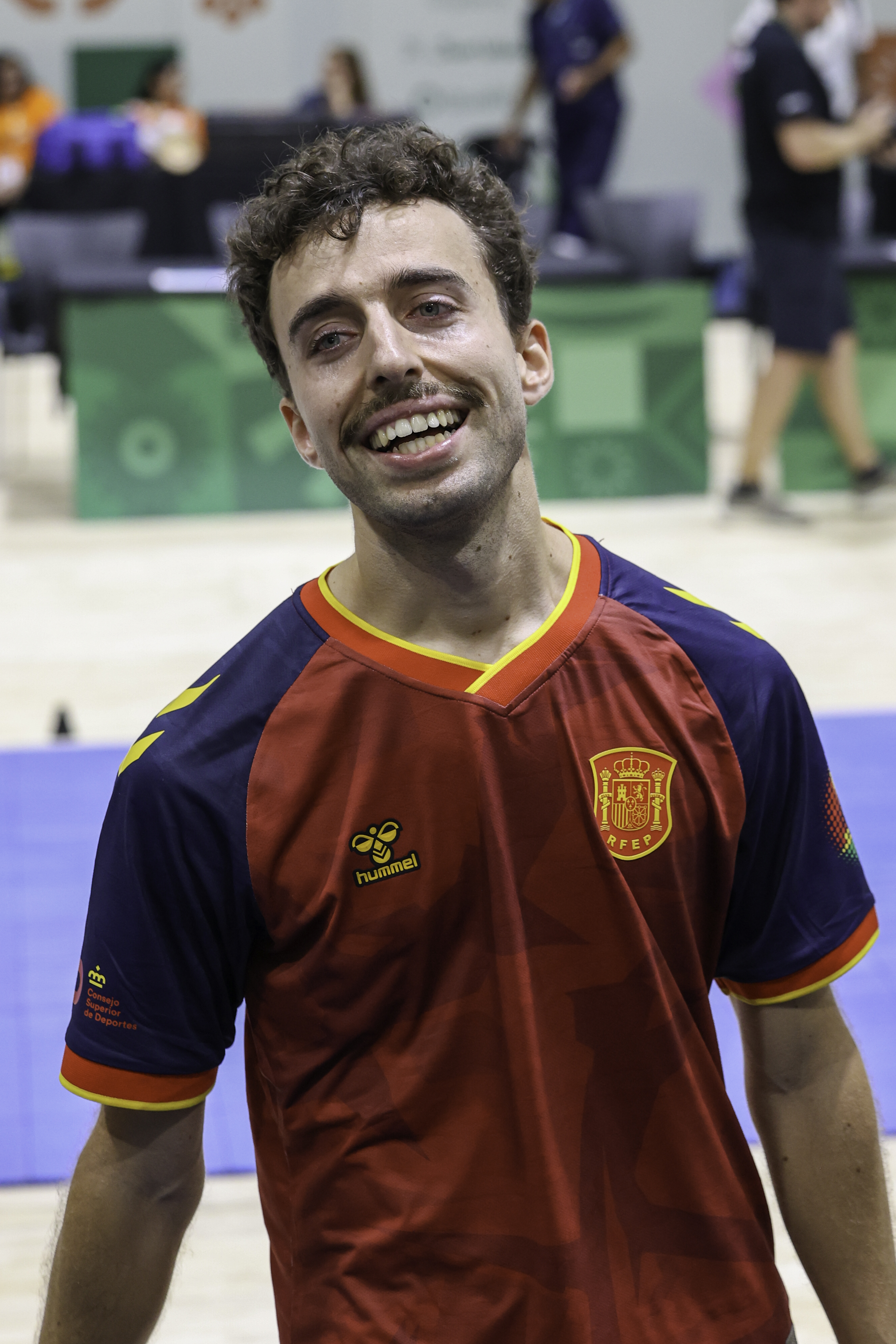Retrato sonriente de Enrique con camiseta roja en Asunción 2026